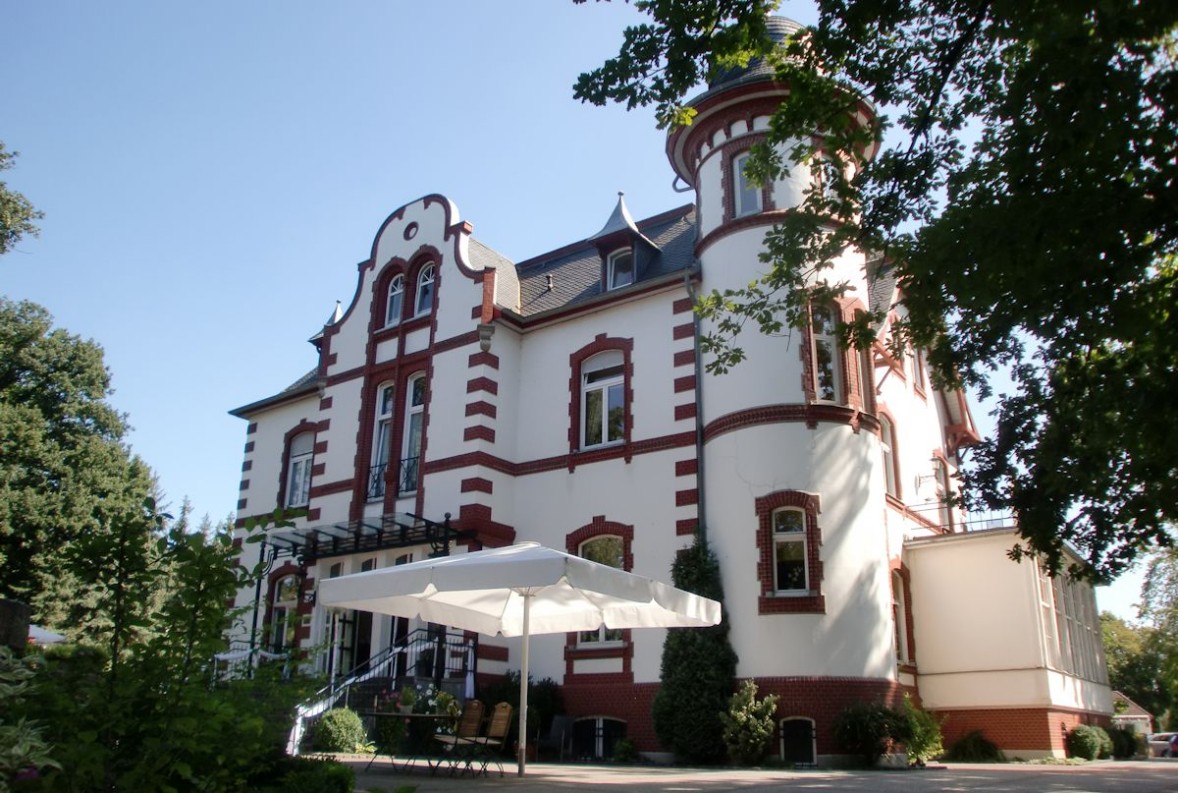 Ansicht der Villa Sophienhöhe mit Haupteingang und Turm